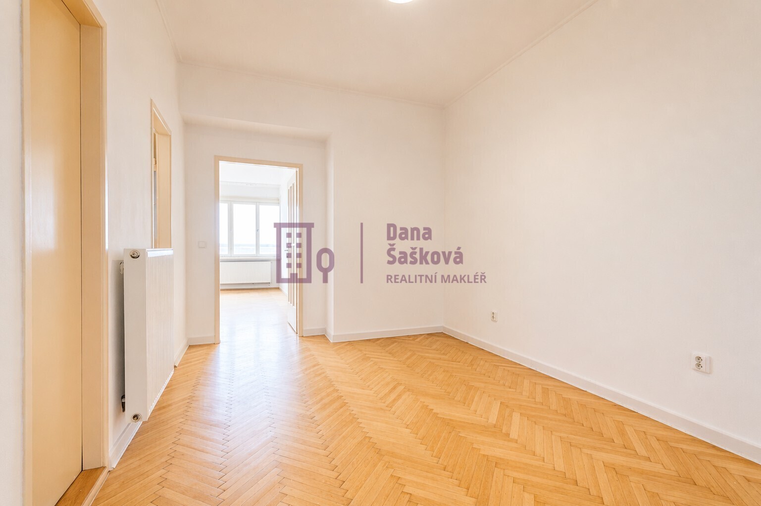 Prázdný pokoj s minimalistickým stylem.jpg