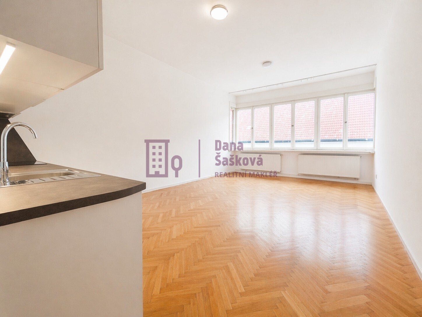 Prázdný moderní byt s dřevěnou podlahou.jpg