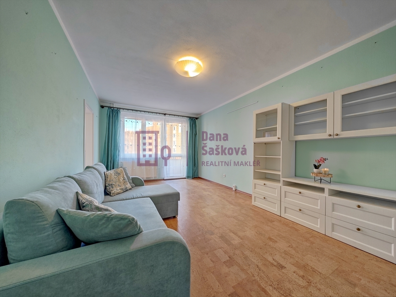 Obývací pokoj se vstupem na balkon