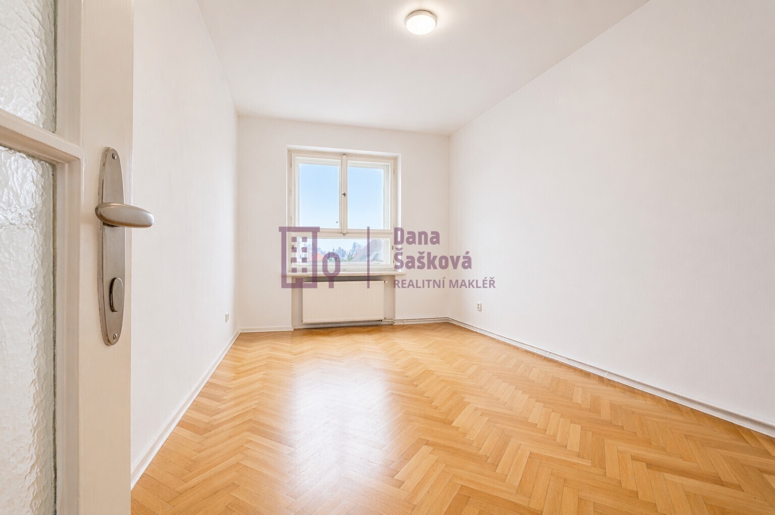 Prázdný minimalistický pokoj s denním světlem.jpg