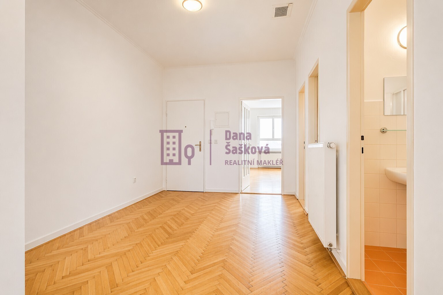 Prázdná chodba moderního bytu.jpg