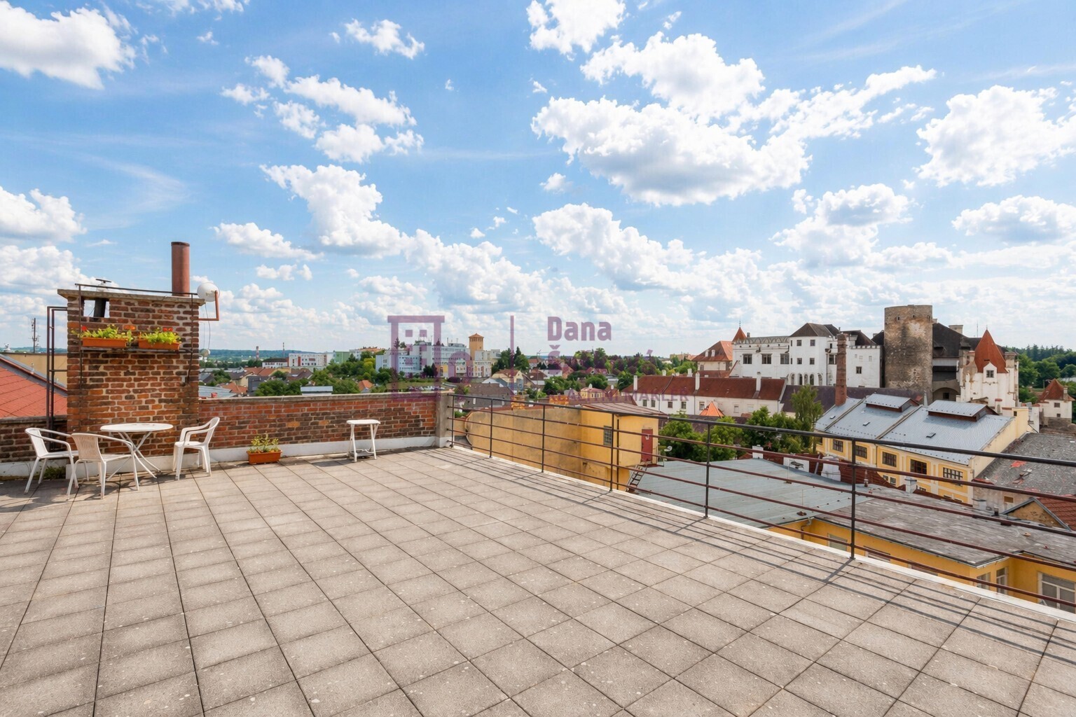 Střecha s výhledem na město.jpg