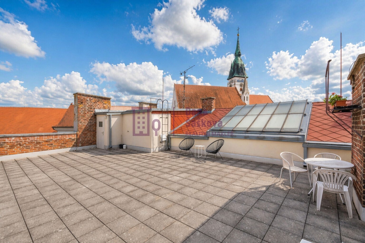 Slunná terasa s výhledem na město.jpg