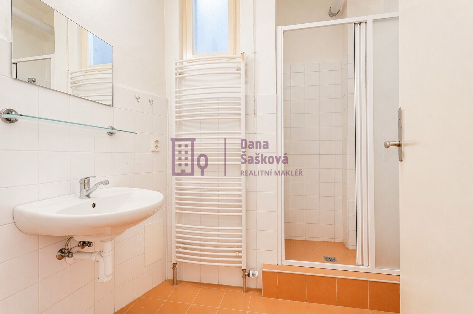 Moderní koupelna s teplými tóny.jpg