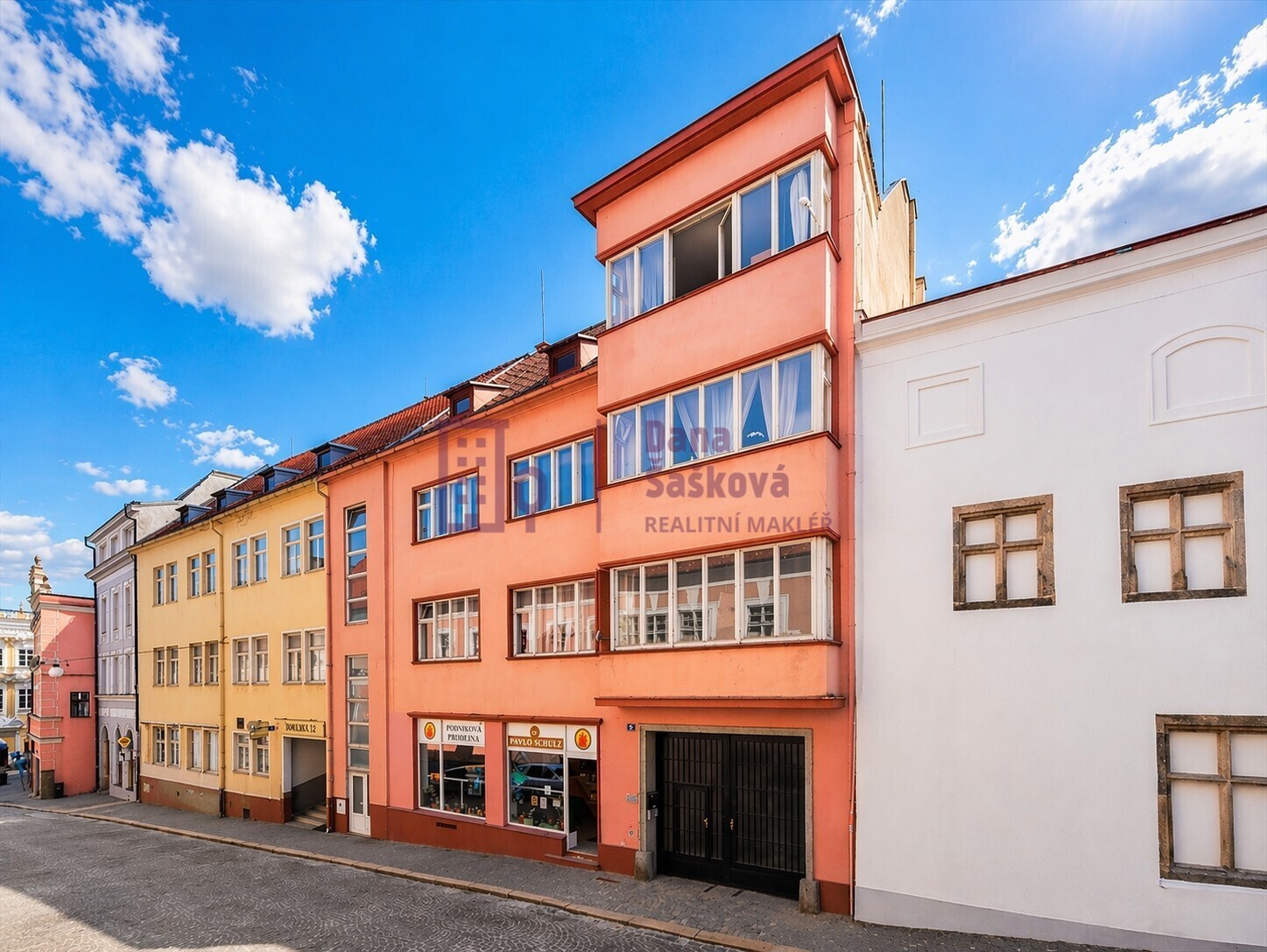 Barevná ulice v evropském městě.jpg