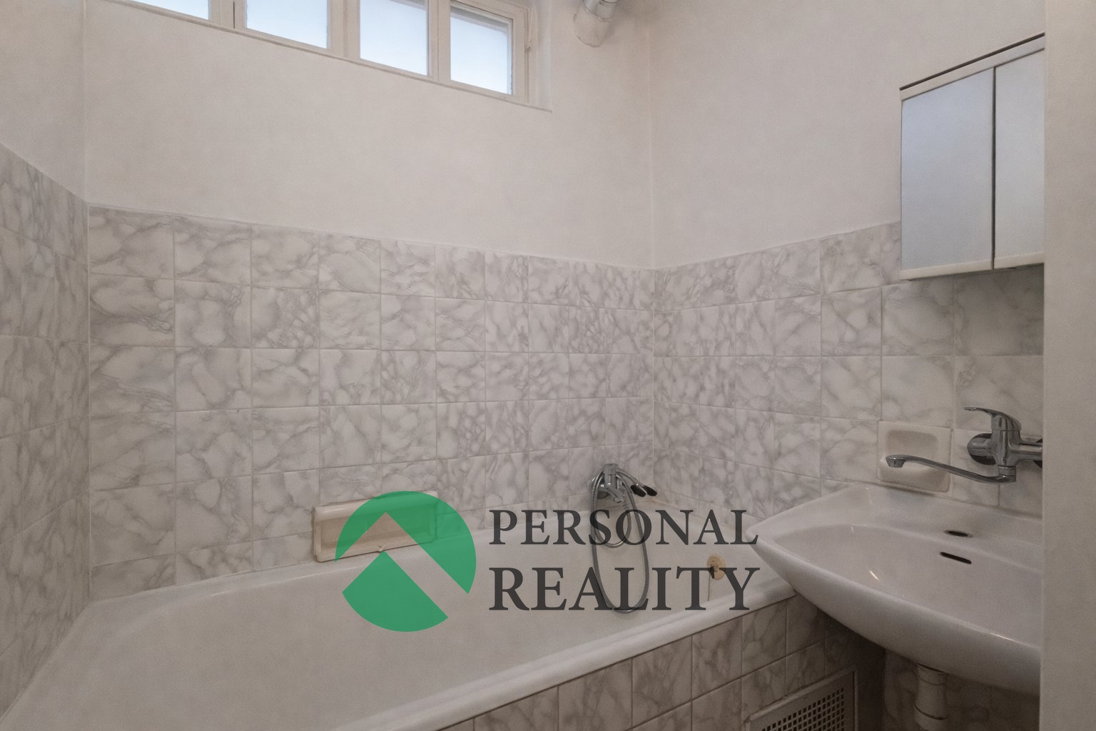 U?tulna? koupelna s mramorovy?mi dlaz?dicemi