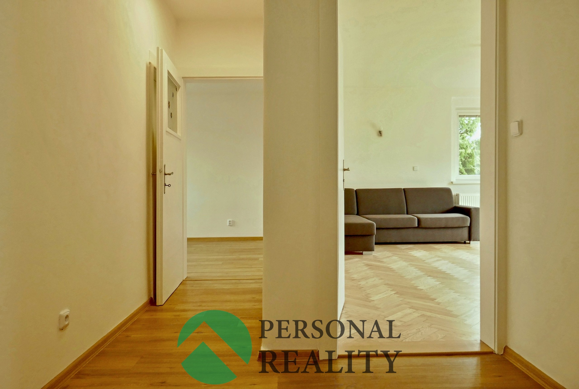 Průhled z předsíně: vlevo ložnice, vpravo obývací 