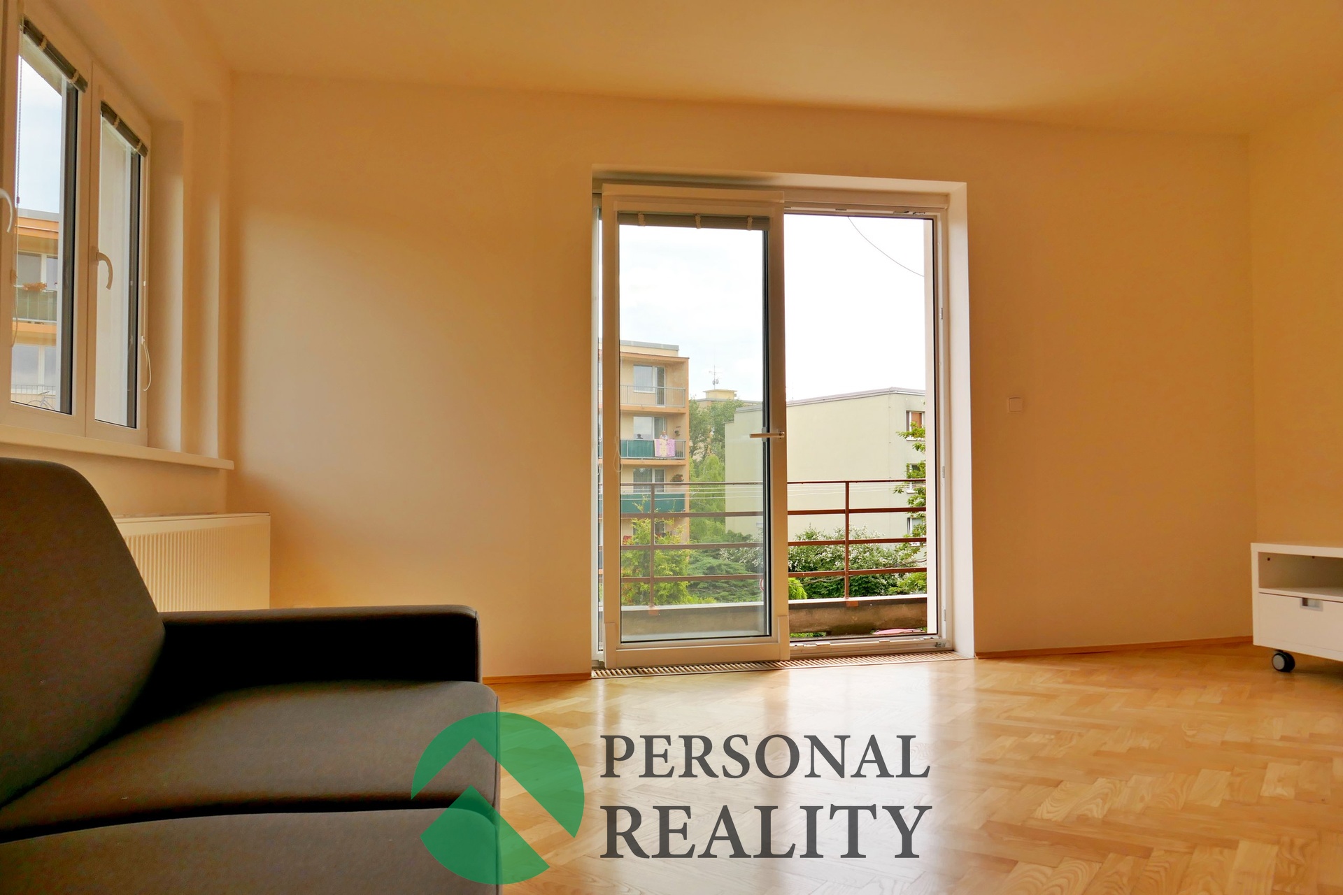 U obývacího pokoje je balkon