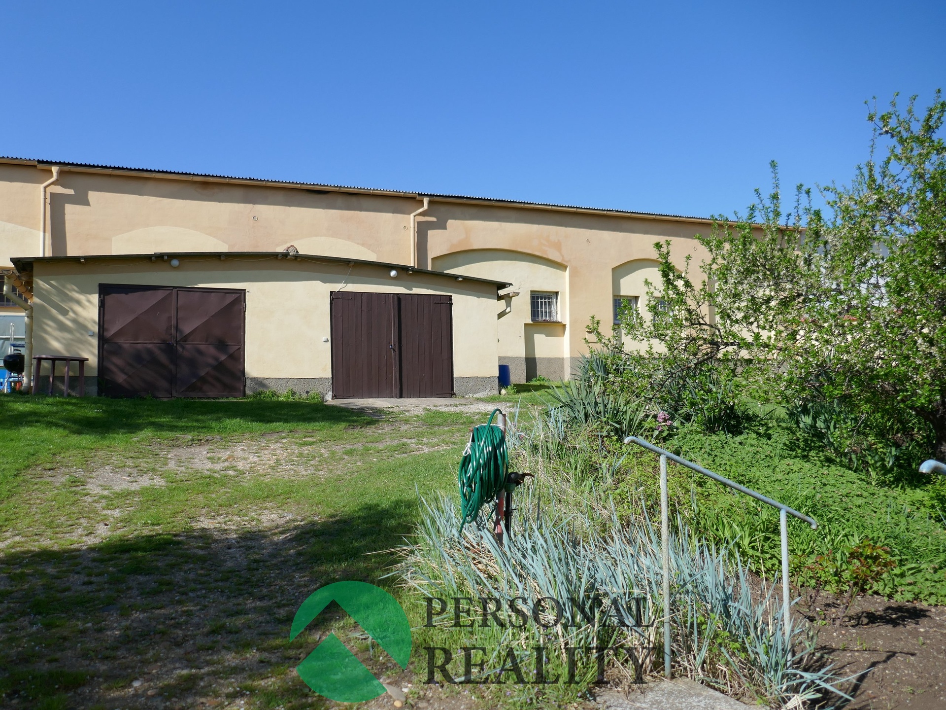 K bytu patří i garáž