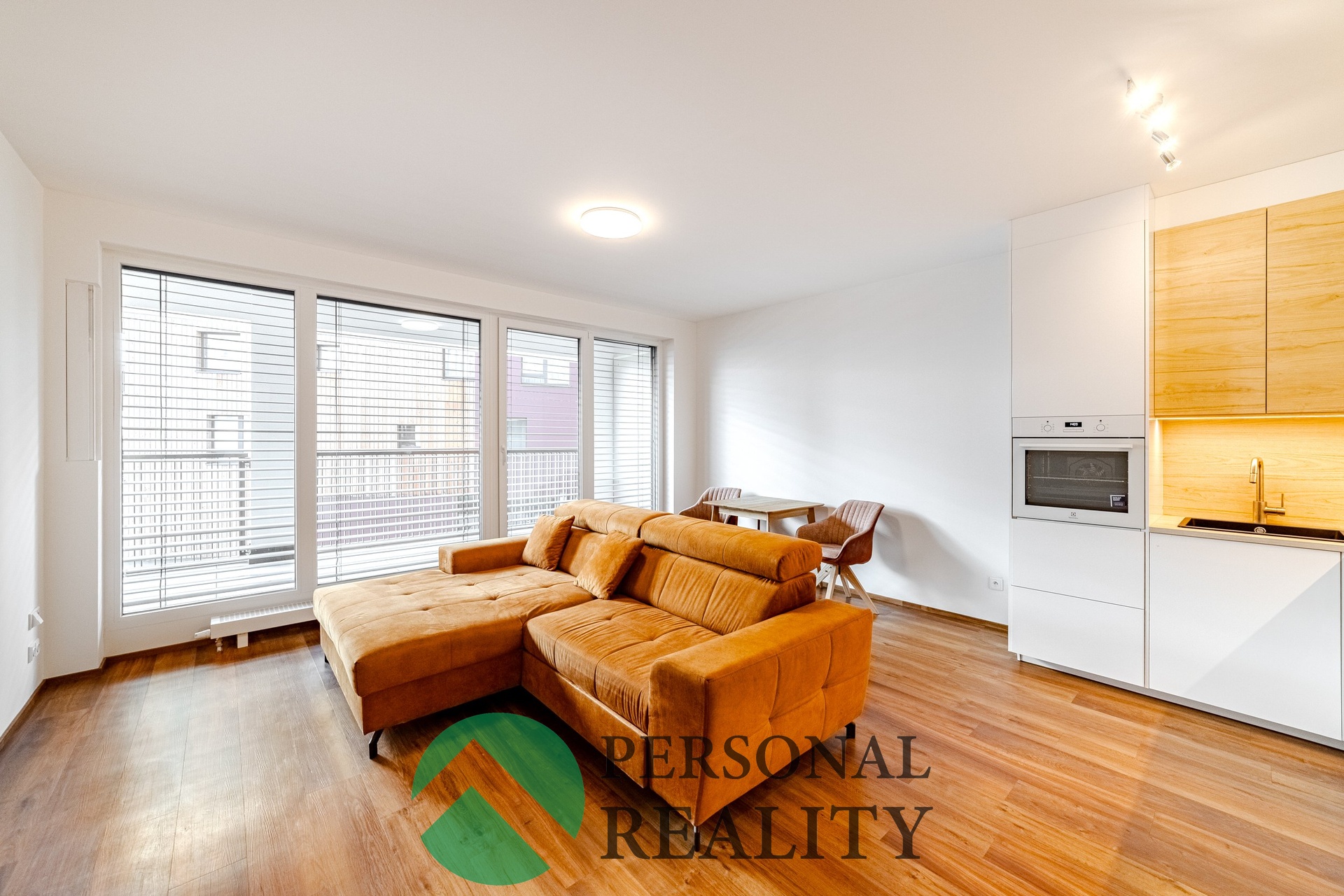 obývací pokoj s kuchyňským koutem