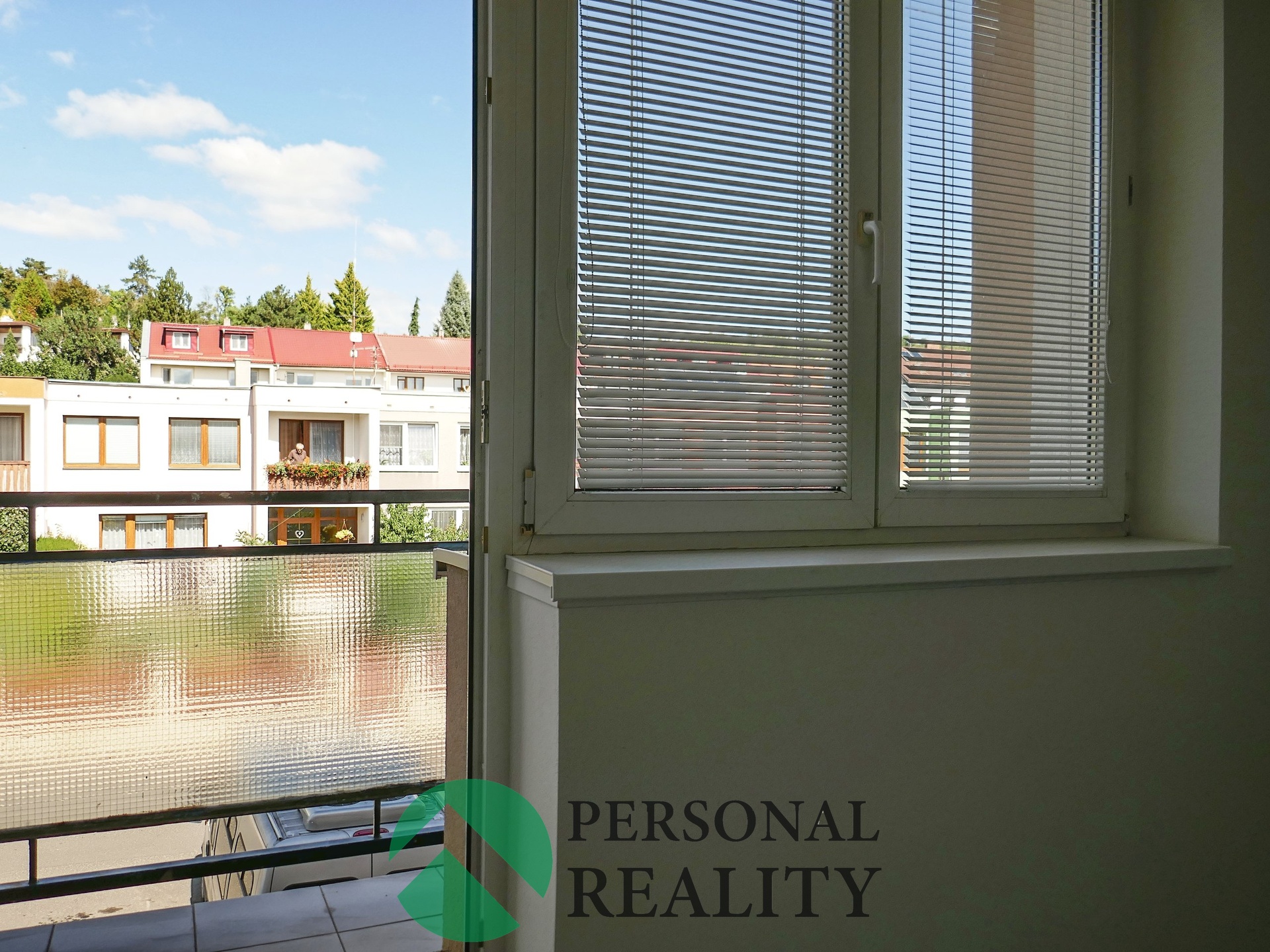 třetí balkon ve 2NP s výhledem do ulice