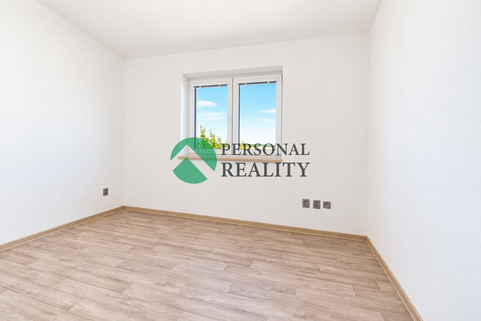 Světlý minimalistický pokoj s oknem (2)