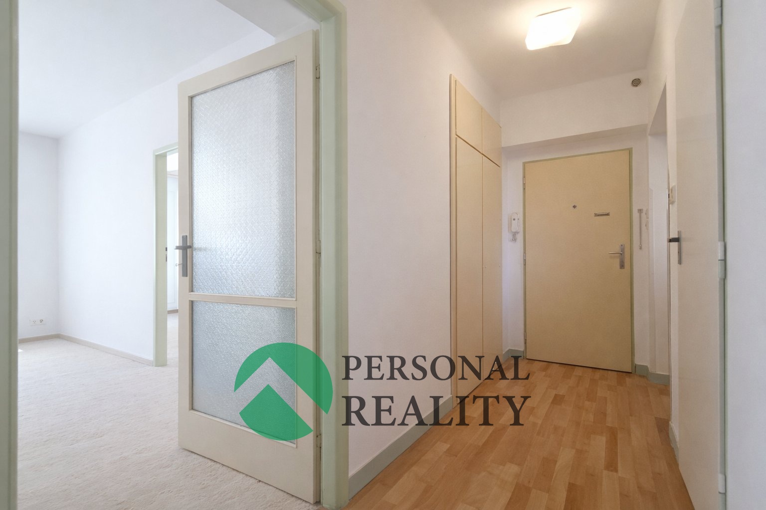 Sve?telny? a prostorny? bytovy? chodba