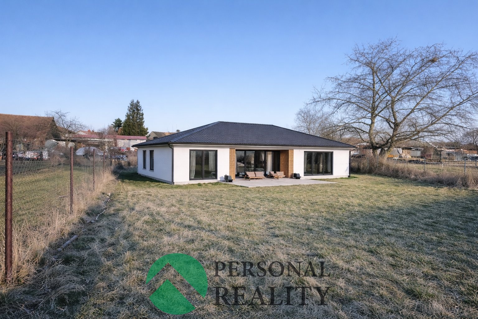 Vizualizace - Moderní bungalov ve slunném odpoledn