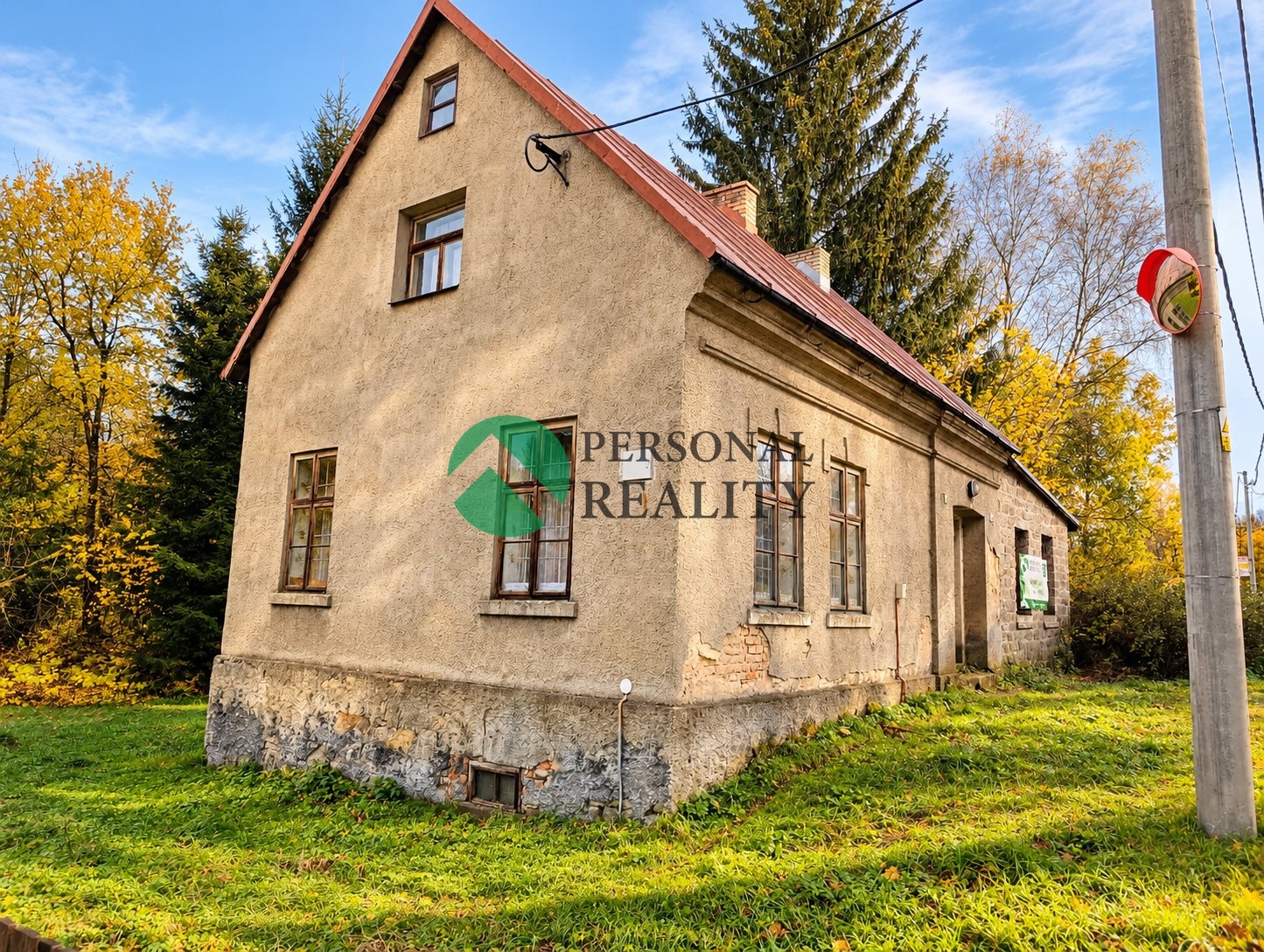 Podzimní venkovský dům s dráty?????