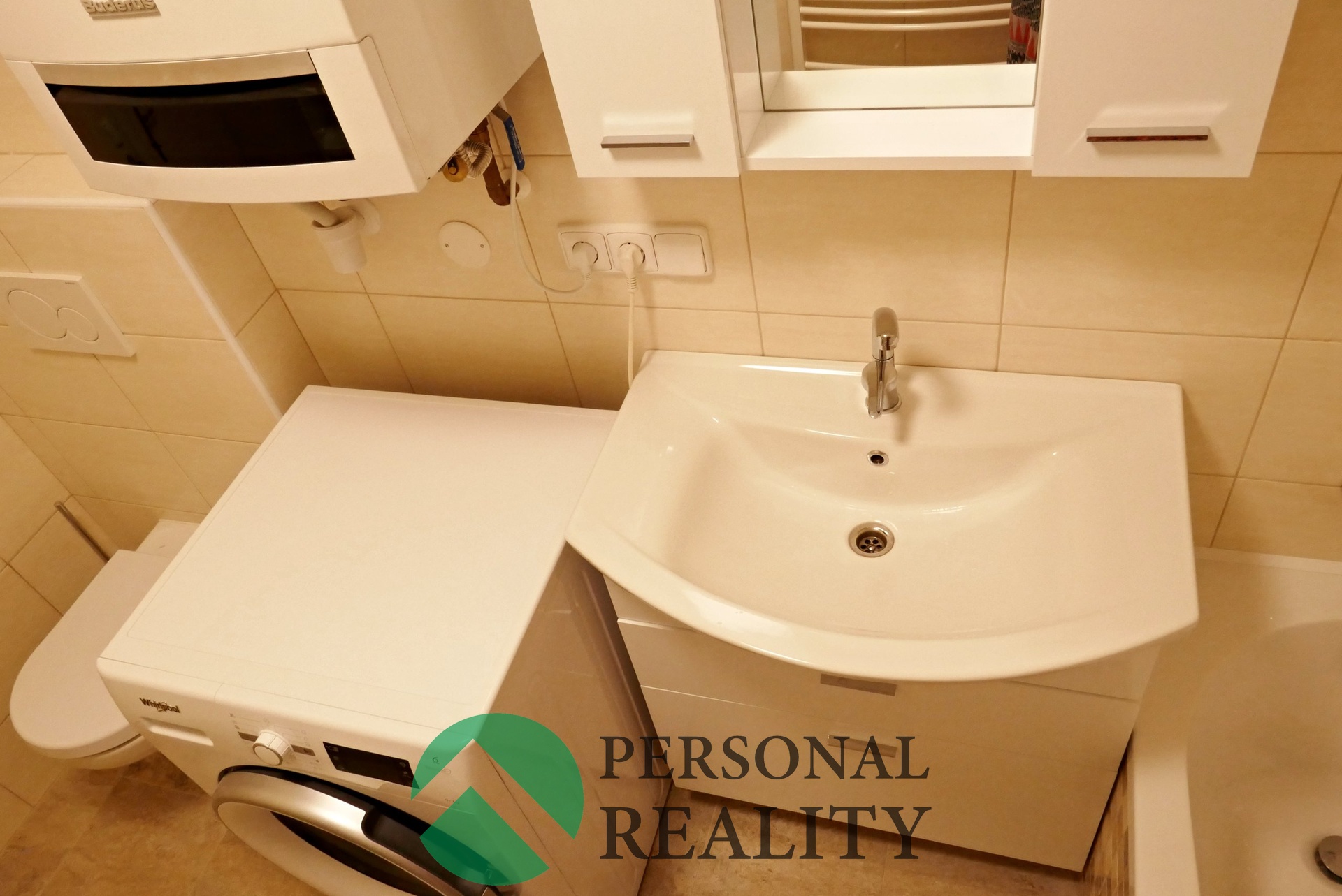 Koupelna s vanou, umývadlem a toaletou