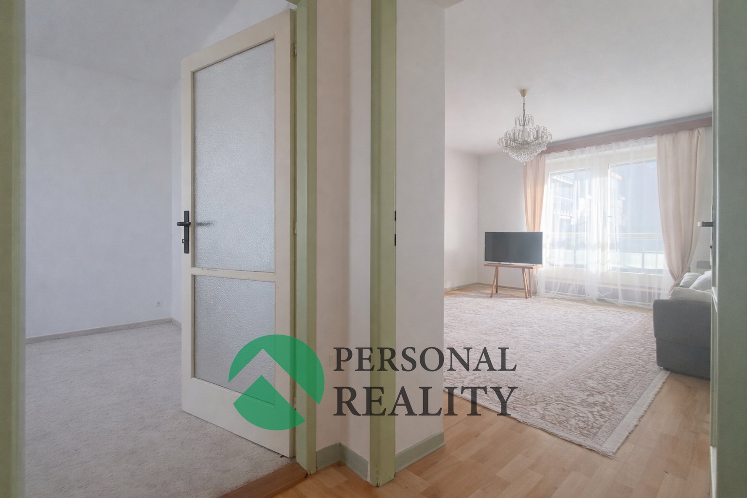 Sve?tla? chodba s otevr?eny?mi dver?mi