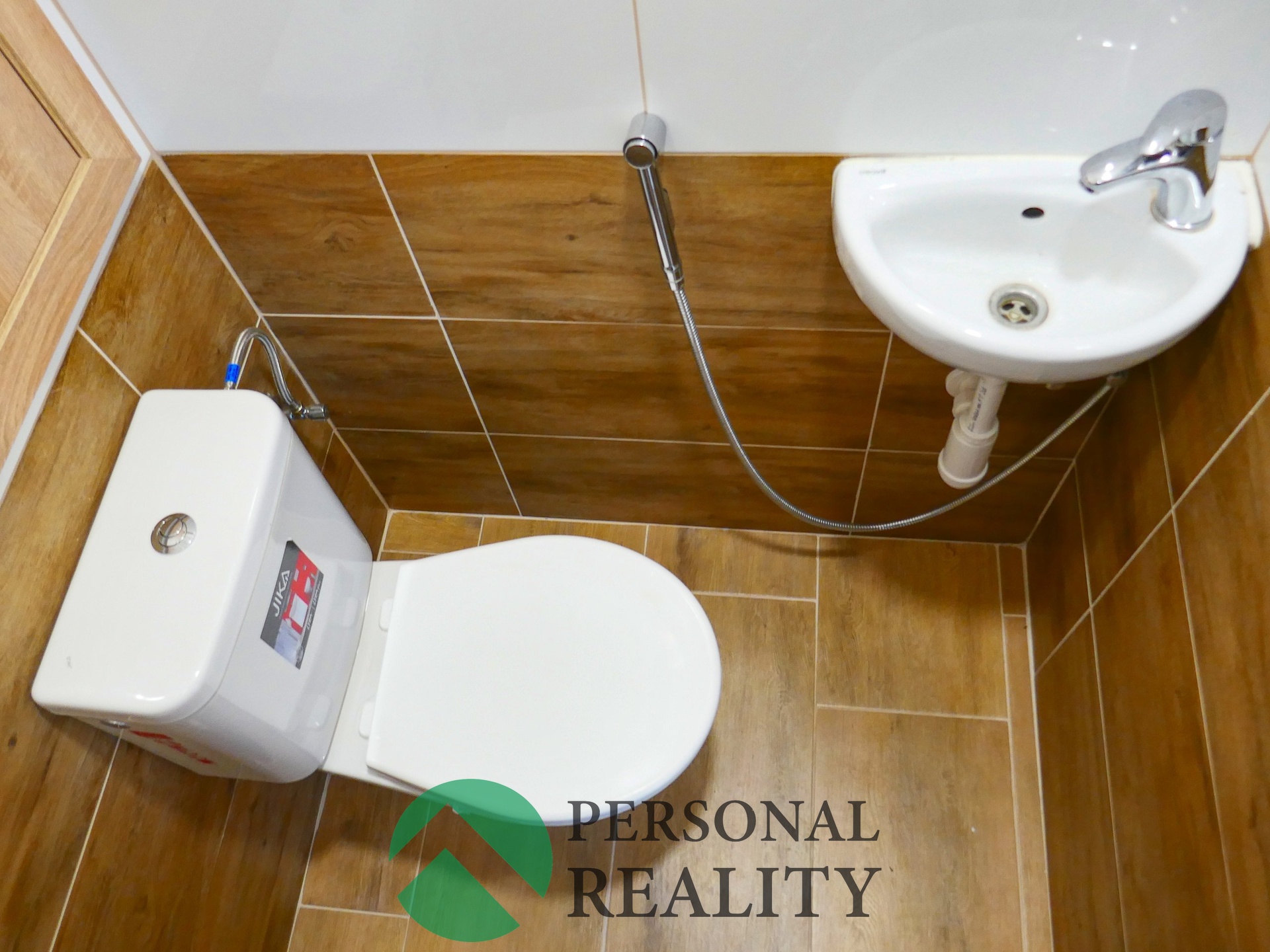 samostatné WC s umývadlem
