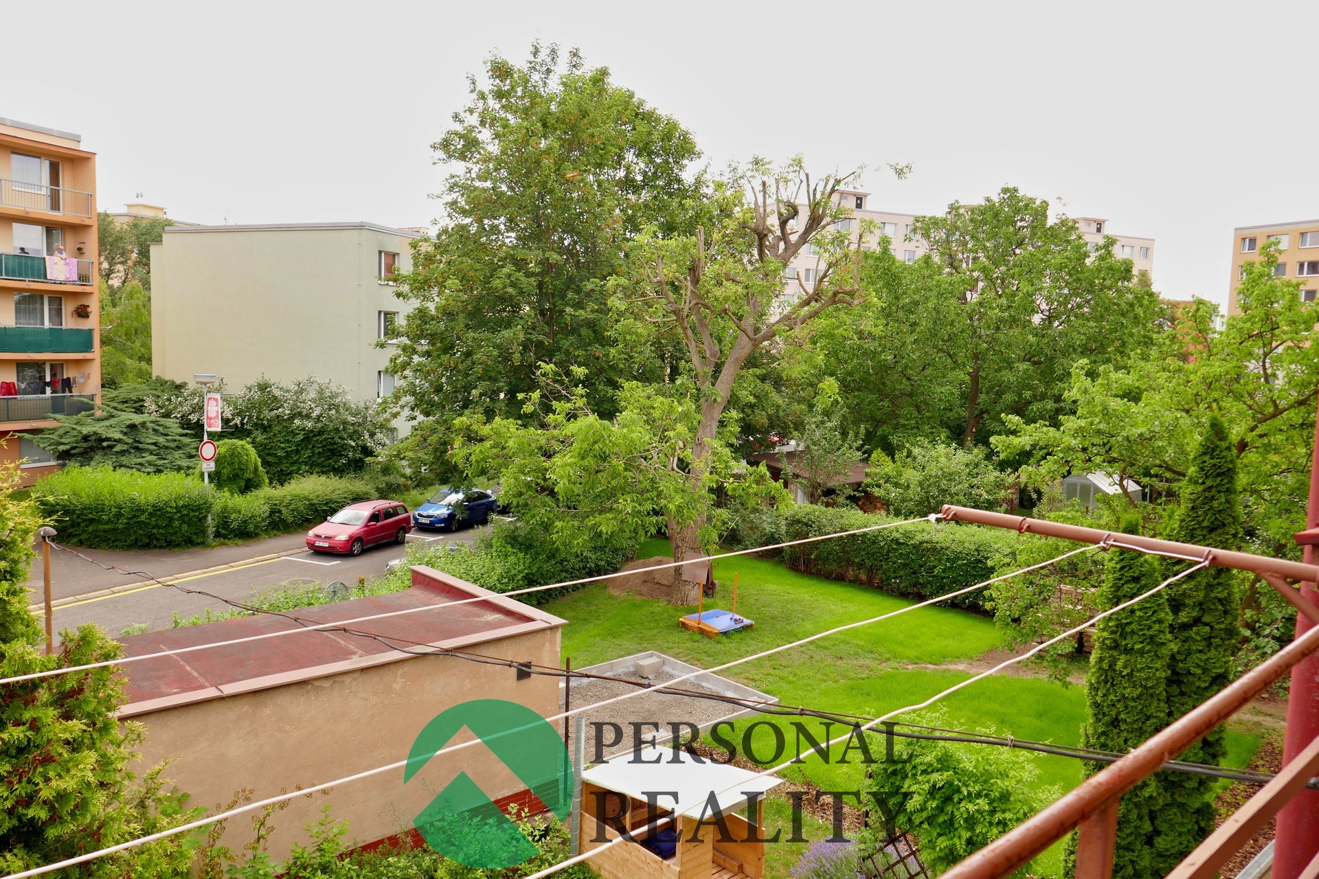 Výhled z balkonu na zahradu