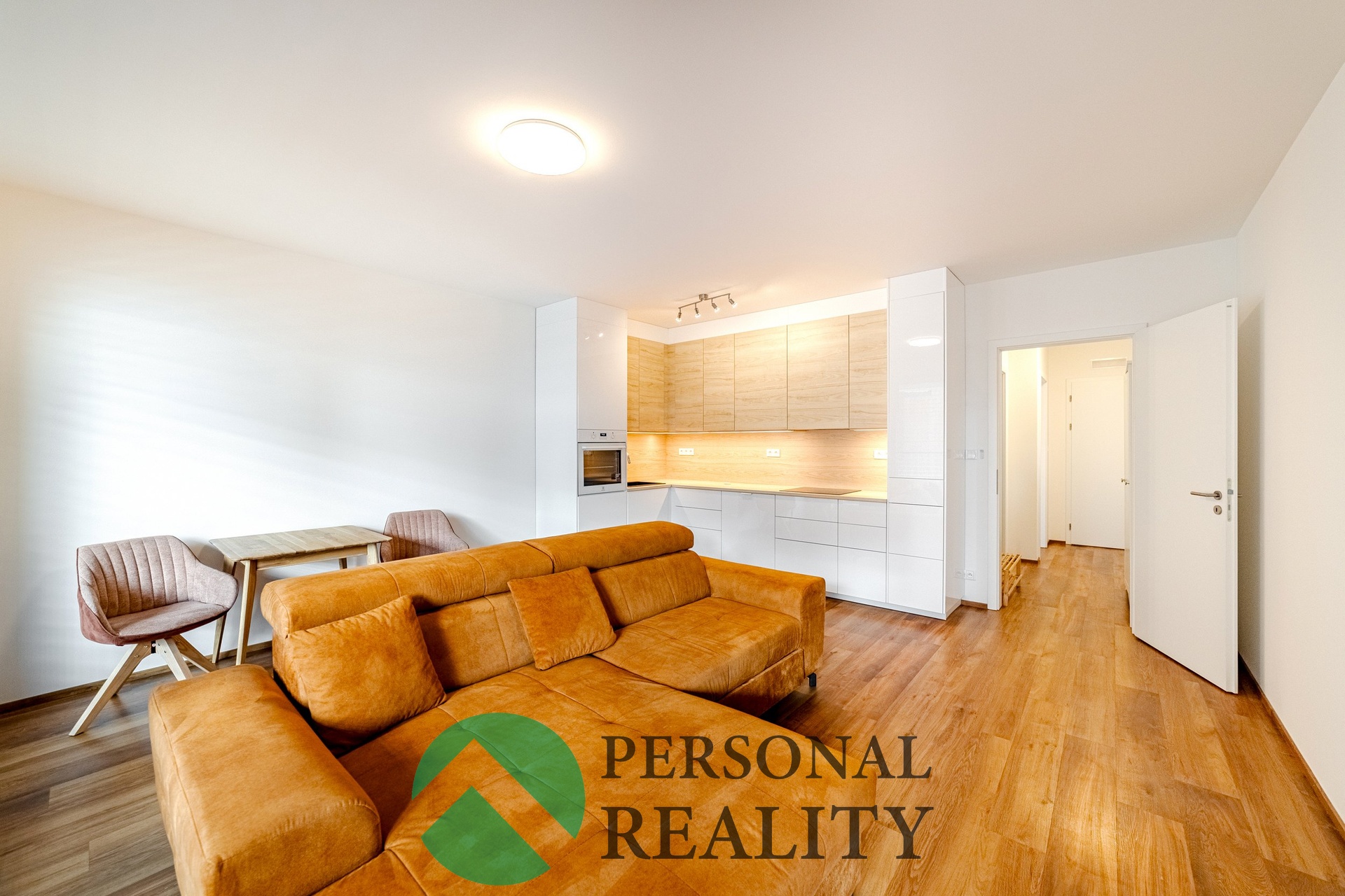 obývací pokoj s kuchyňským koutem