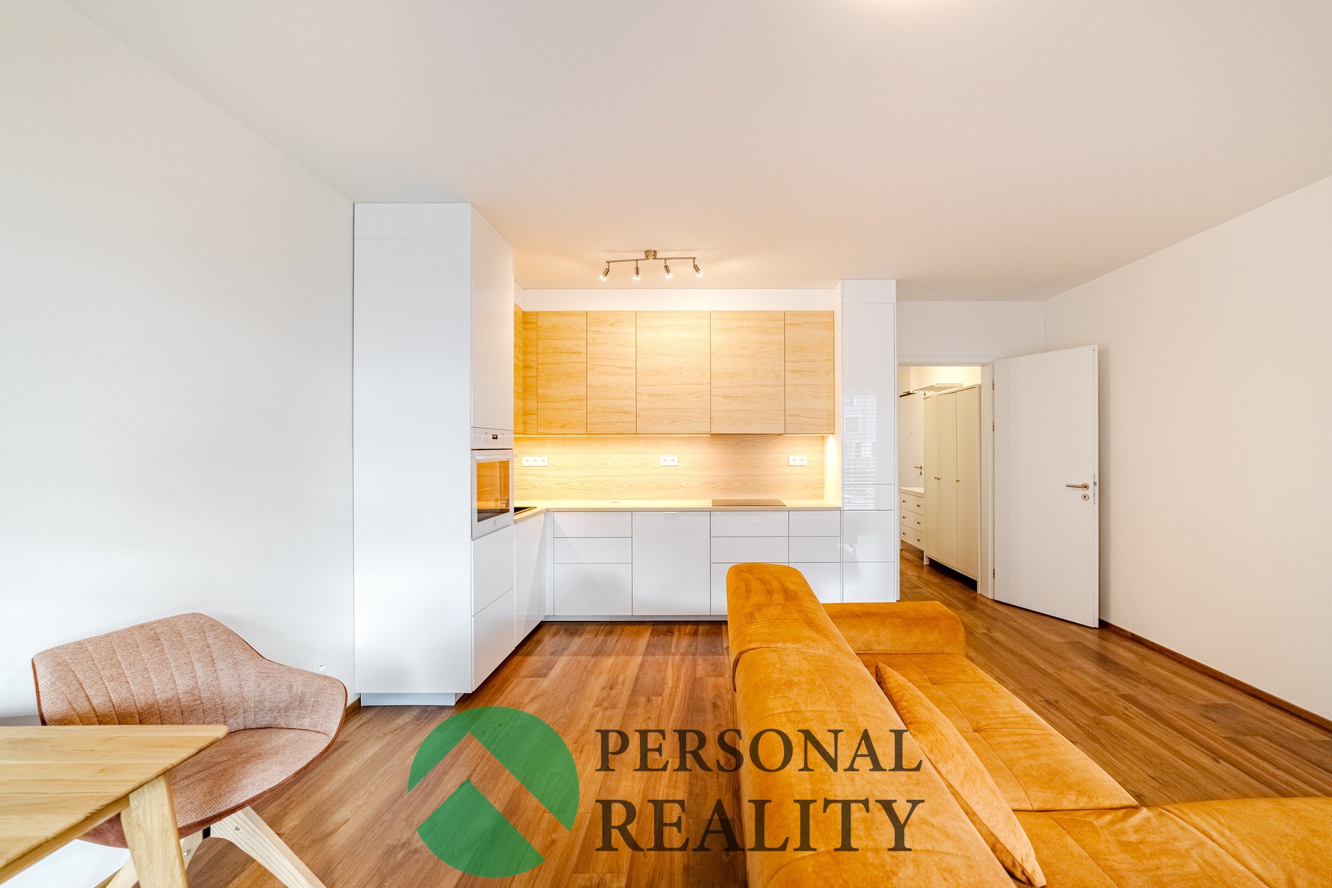 obývací pokoj s kuchyňským koutem