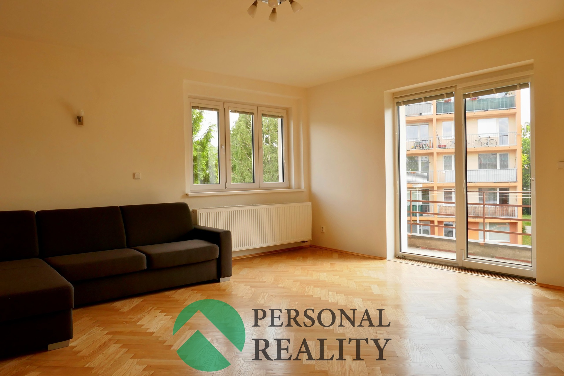 Obývací pokoj s balkonem