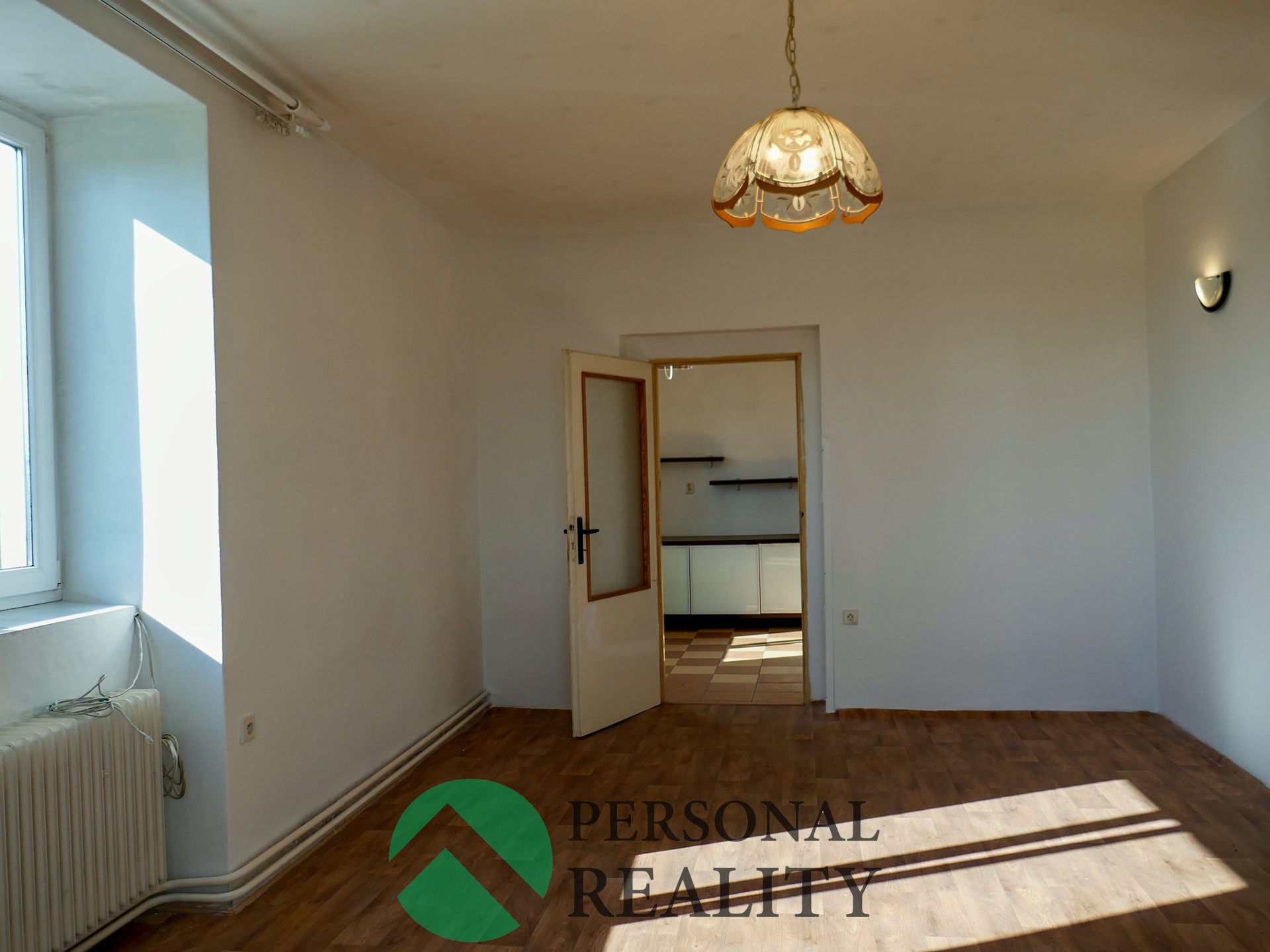 Průhled z obývacího pokoje do kuchyně