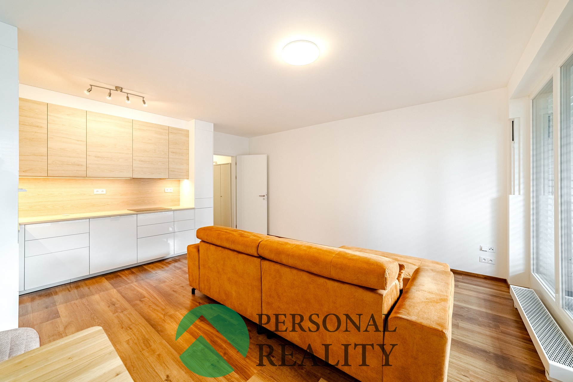 obývací pokoj s kuchyňským koutem