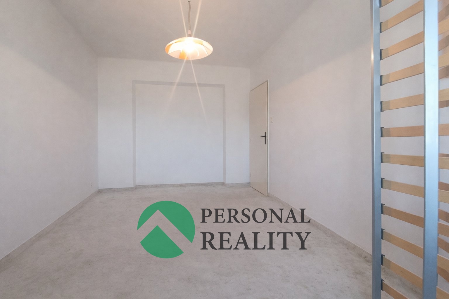 Pra?zdny? pokoj s moderni?m na?bytkem