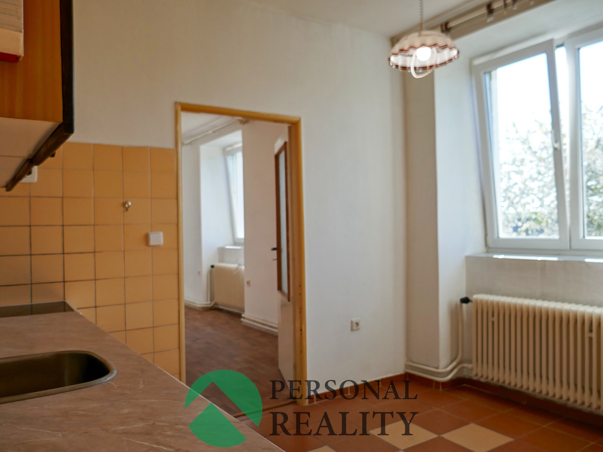 V kuchyni je prostor pro jídelní stůl