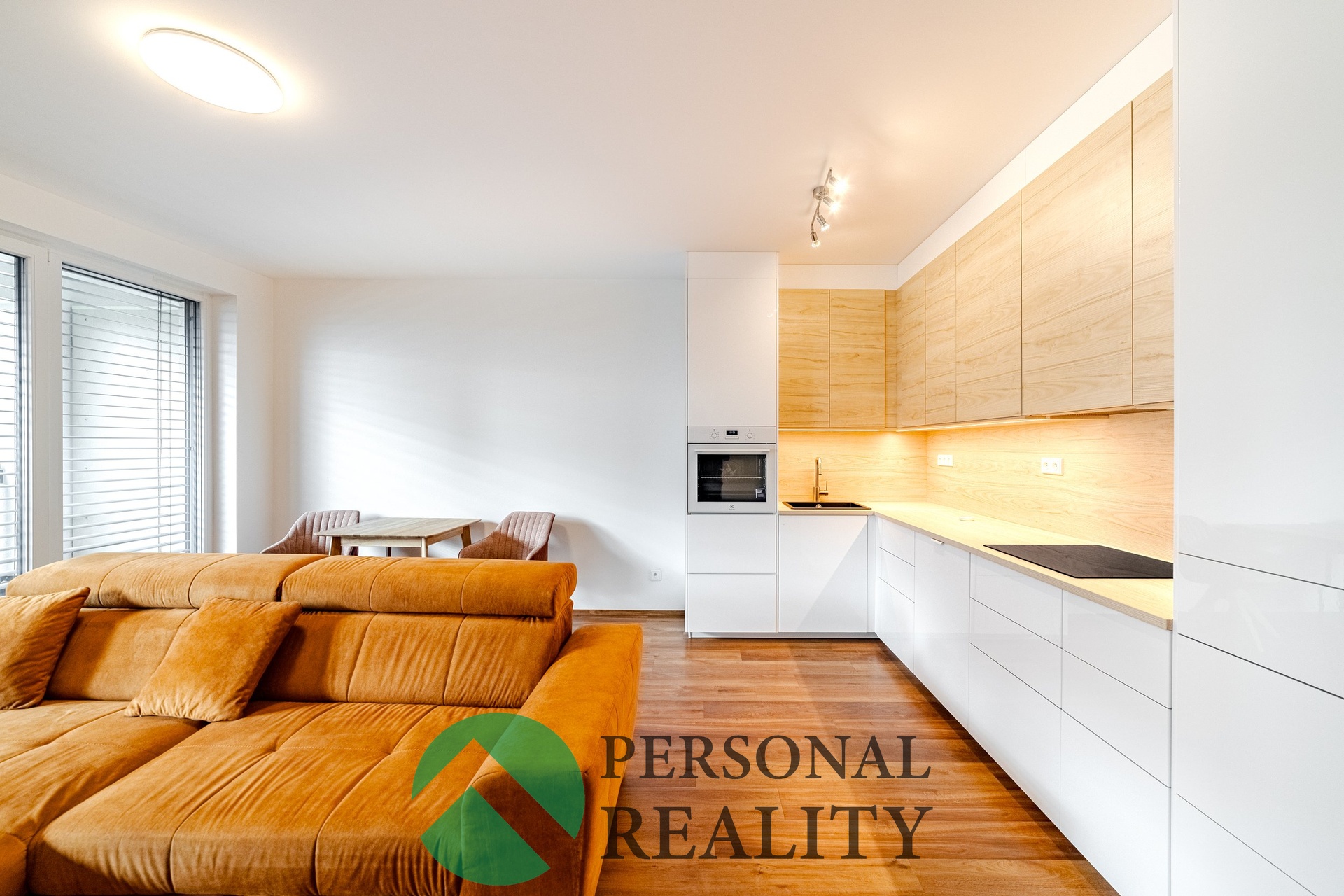 obývací pokoj s kuchyňským koutem