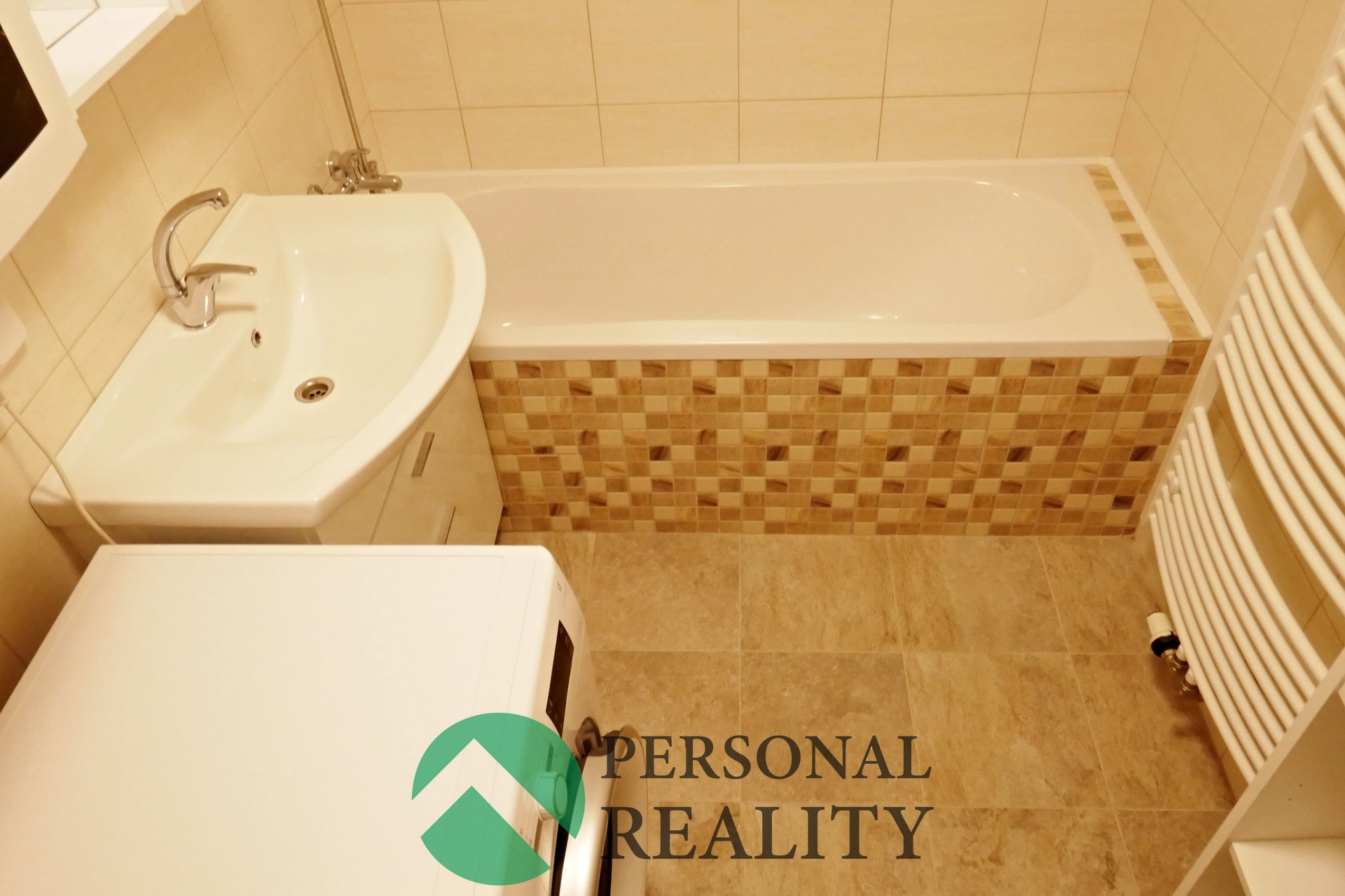 V koupelně je i přípojka pračky