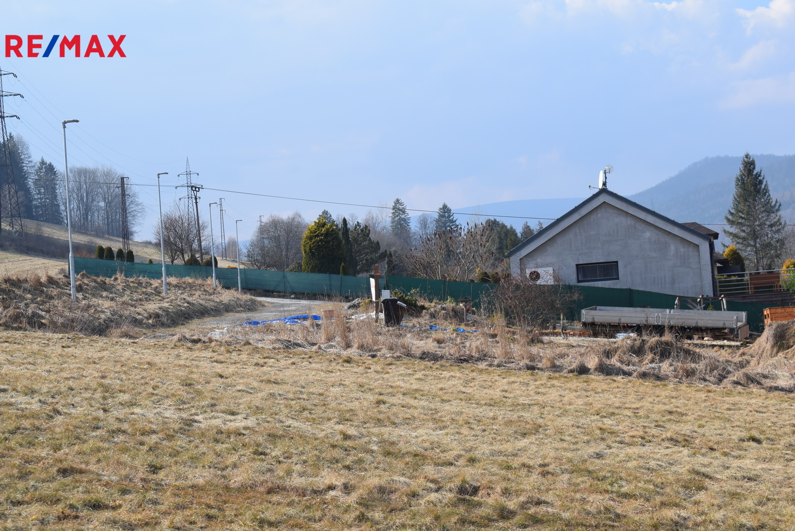 RD a elektř. nad pozemkem