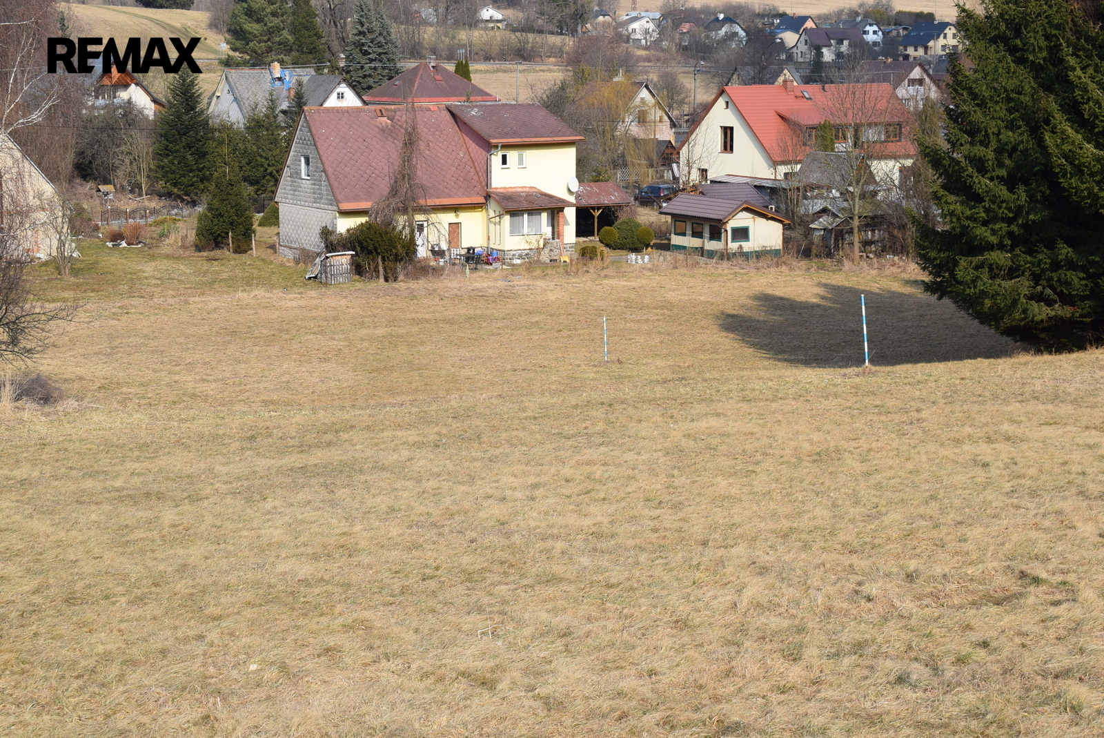 Občanská zástavba dole