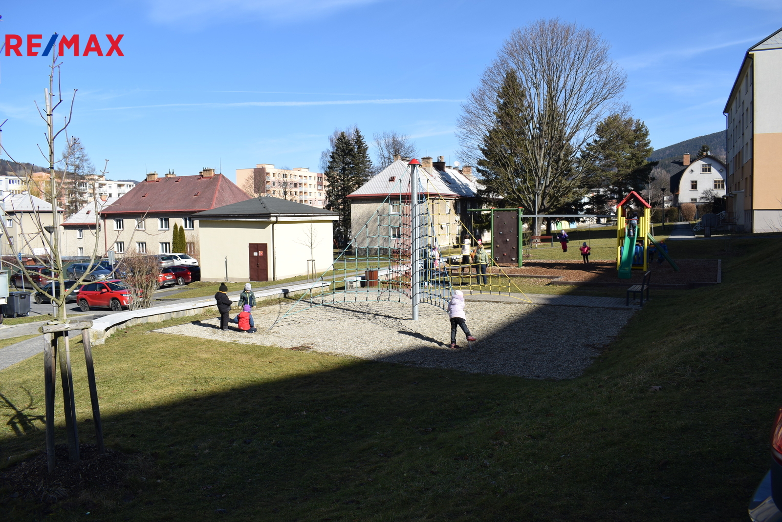 Dětské hřiště  před domem