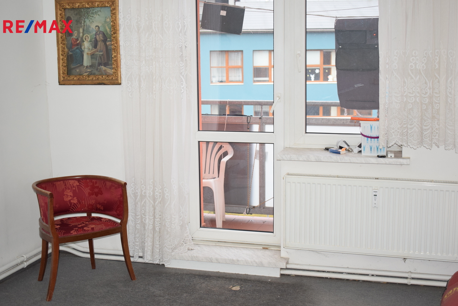 Ložnice a vchod do lodžie