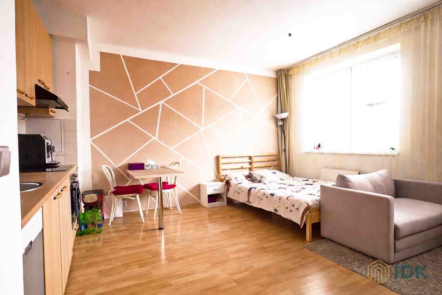 Světlý obývací pokoj s parketovou podlahou a velký