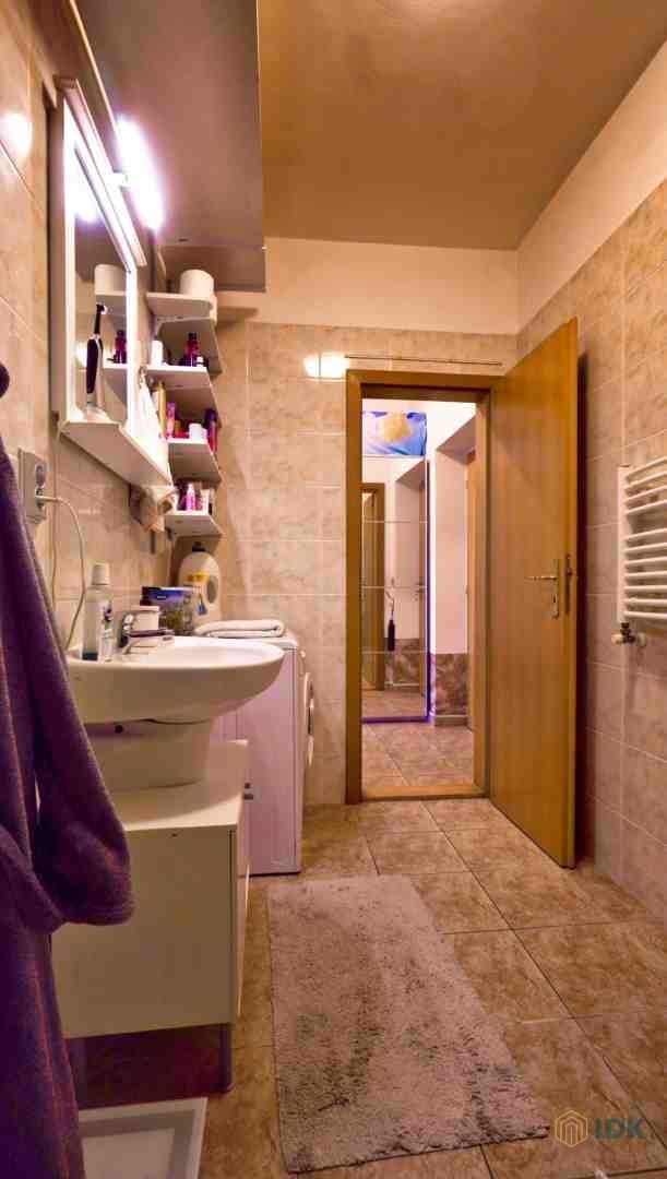 Koupelna s dlažbou, moderní umyvadlo se zrcadlem, 