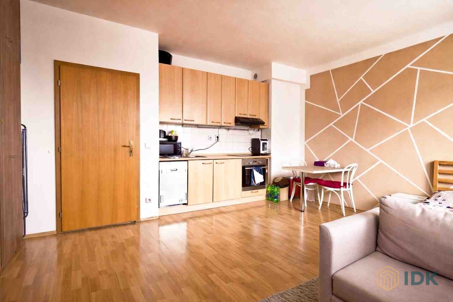 Kompaktní kuchyň s parketovou podlahou, dřevěné sk