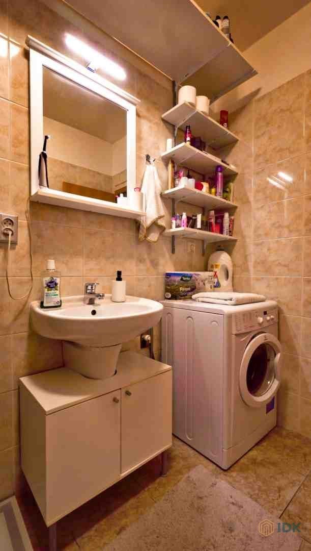 Kompaktní koupelna s dlažbou na stěnách, moderní u