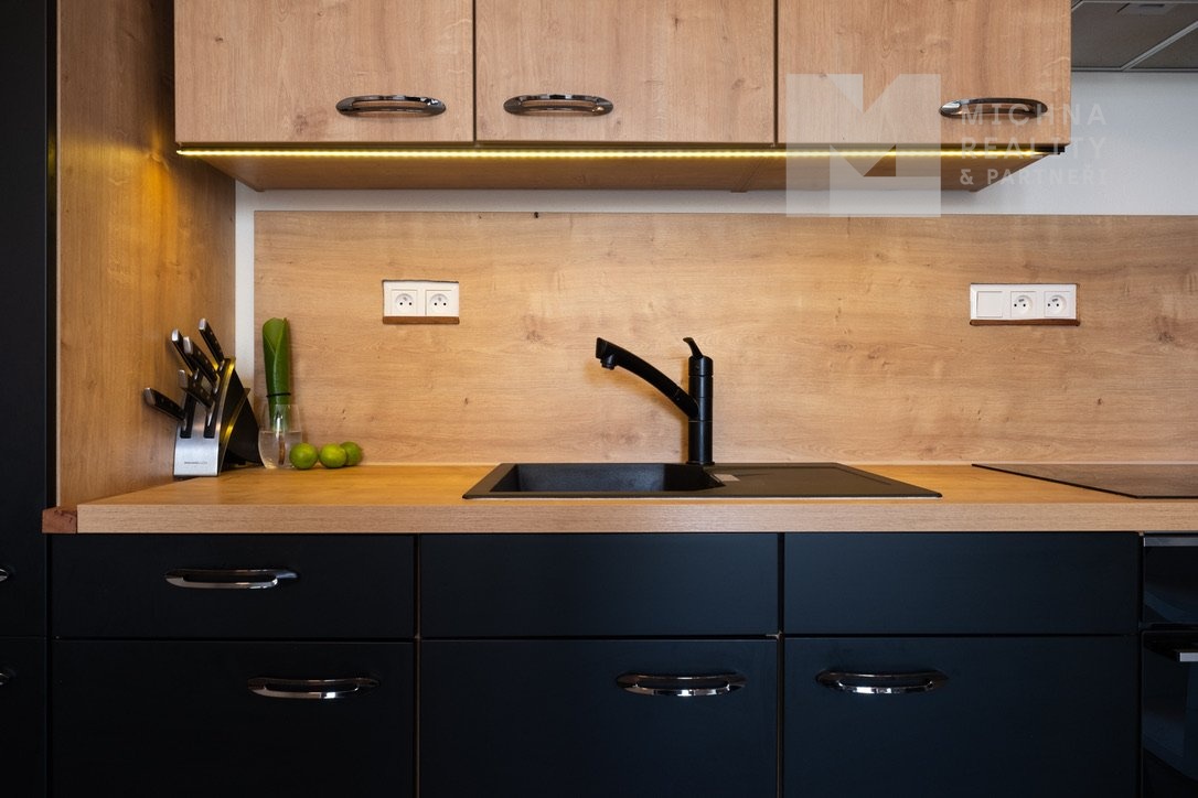 93DB5691-AFDD-4948-9558-4B699FFEE98D_1_105_c