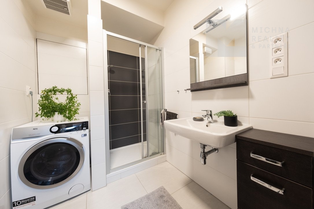 610B8CCE-9E4B-4C22-9F2C-7600D75E0F6F_1_105_c