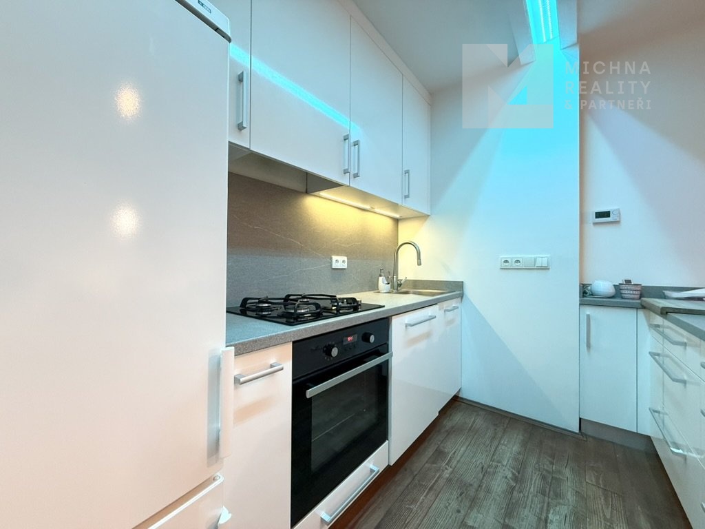 5FF4DC15-BE09-4A2F-8CEE-BFF047730512_1_105_c