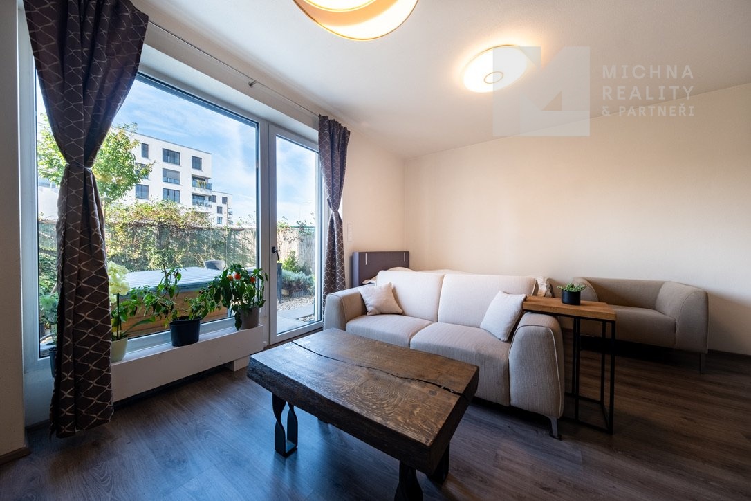 EC8D08AD-0FCB-44A5-9F59-9059D1F55248_1_105_c