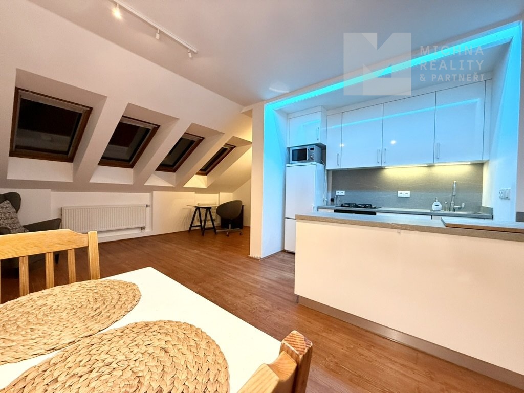 E341F31C-E0BB-46D0-8B97-87077E444D57_1_105_c