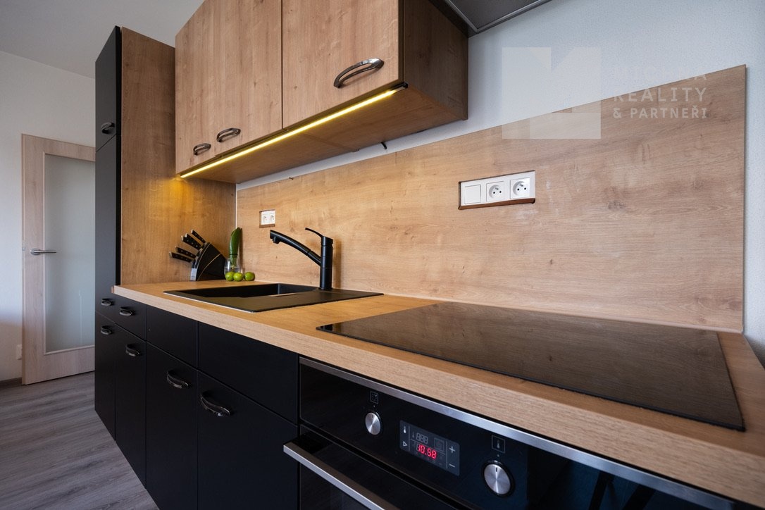 1DD5610A-9E61-42F2-B524-C67C2ECFEEF0_1_105_c