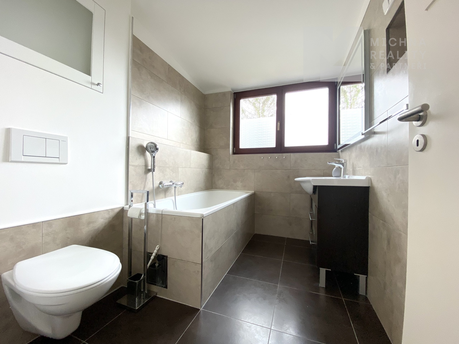 1C59B8E3-6803-4829-8288-2CF47B723C03_1_201_a