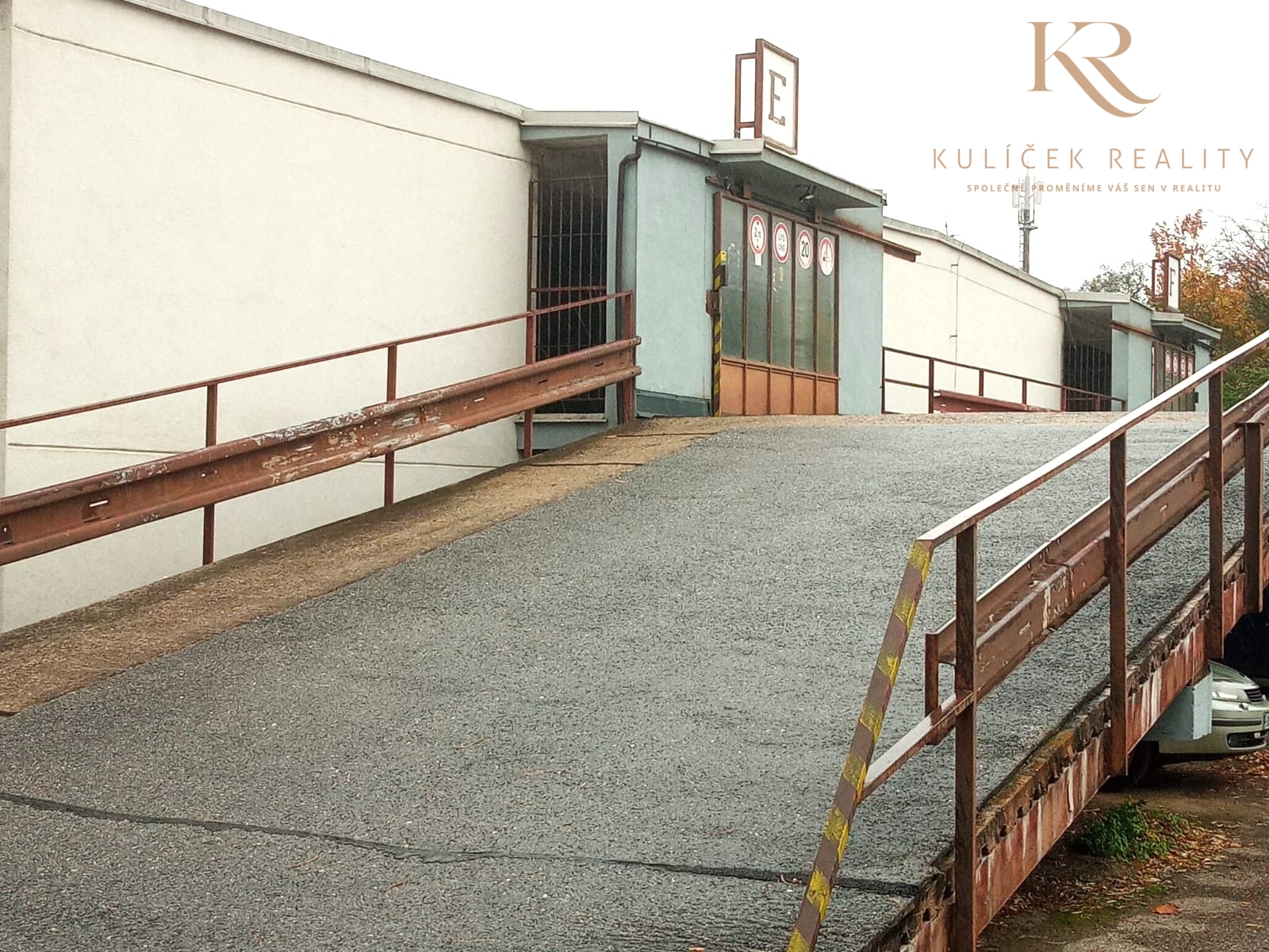 KULÍČEK Reality - Pronájem garáže - Nájezd k vratům