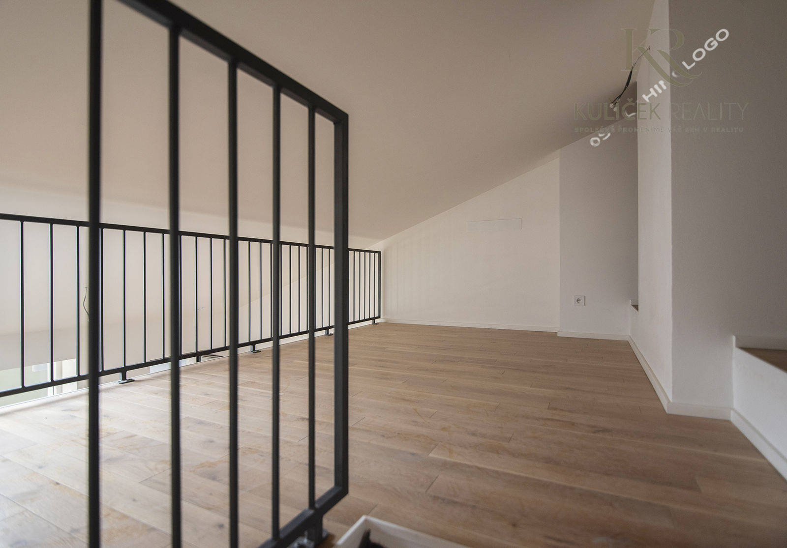 KULÍČEK Reality - Prodej bytu - Obývací pokoj + patro