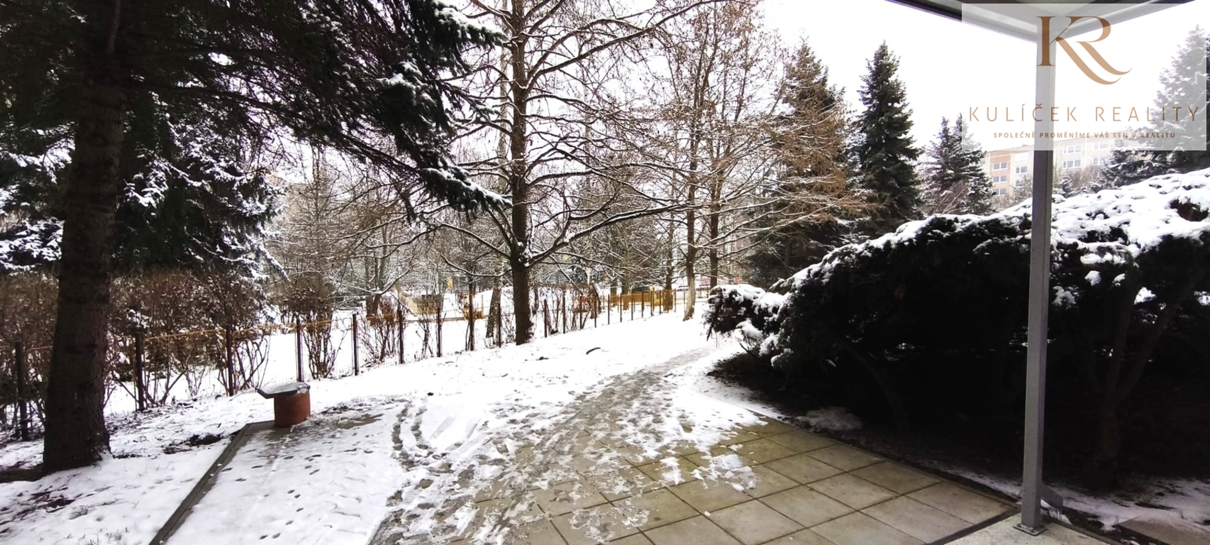 KULÍČEK Reality - Prodej bytu - Pohled za dům